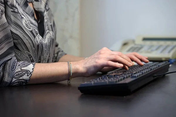 El oficinista imprime en el teclado —  Fotos de Stock