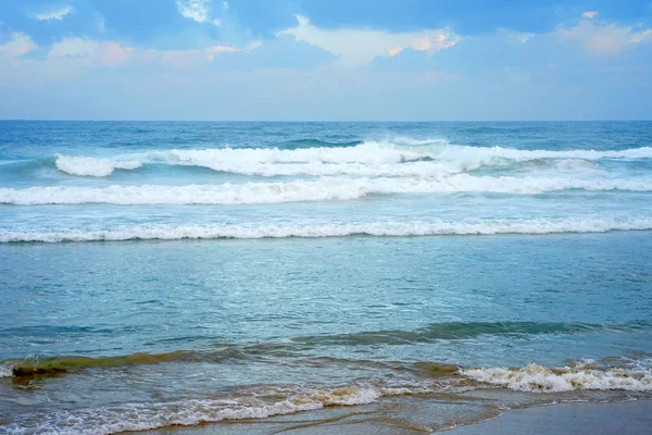 Κύματα στην παραλία σε θυελλώδεις καιρικές συνθήκες — Φωτογραφία Αρχείου