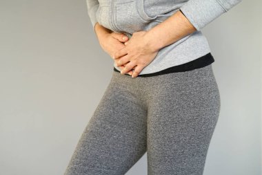 Bir kız karında ağrı