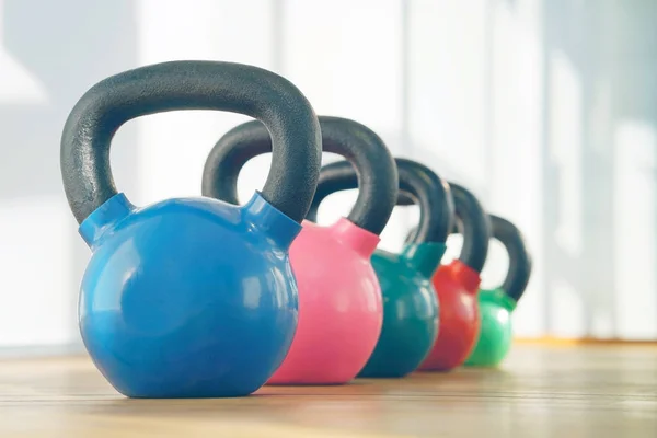 Cloches de kettlebells colorées en salle de gym — Photo