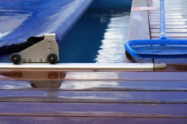 Funcionário do hotel limpando a piscina — Fotografia de Stock