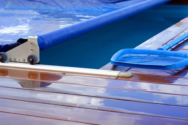 Hotel personeel werknemer schoonmaken van het zwembad — Stockfoto