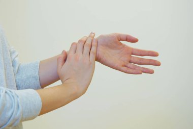 Bir kadının elinde şiddetli ağrı