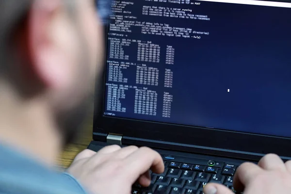 Hacker mit Laptop. Viele Ziffern auf dem Bildschirm — Stockfoto