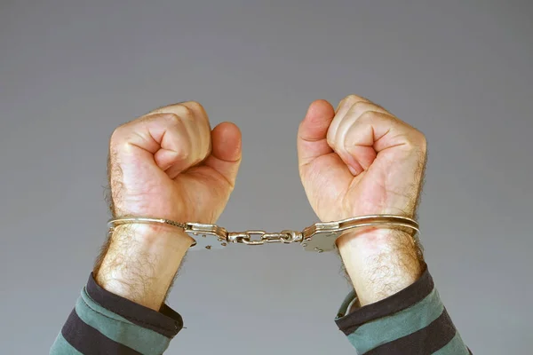 Злочинні руки замкнені в наручниках. Крупним планом перегляд — стокове фото