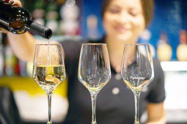 Kız barmen şarap bir bardak şarap dökülen.