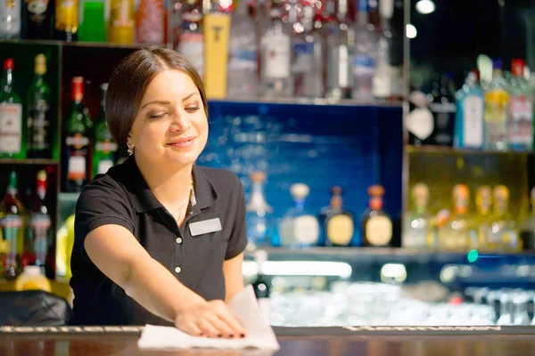 Brunetka barman připravuje pracoviště. — Stock fotografie