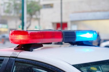Polis arabasının üstüne mavi ve kırmızı ışıklar