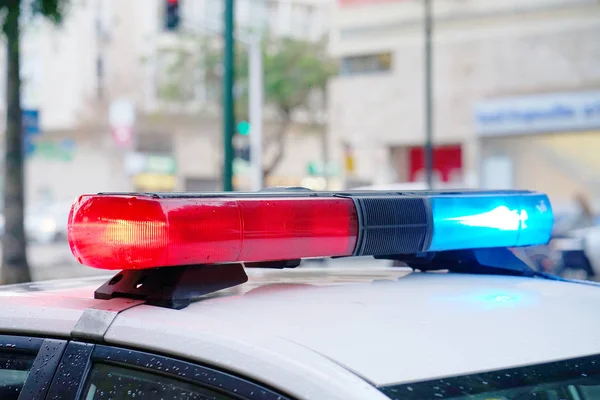 Blauwe en rode lampjes boven op politieauto — Stockfoto