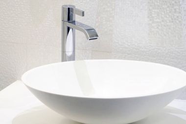 Modern beyaz banyo lavabo musluk ile