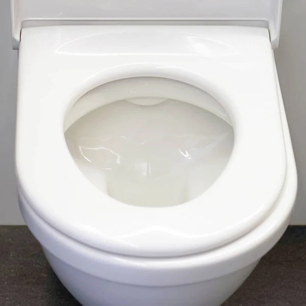 Vit toalett i badrummet — Stockfoto