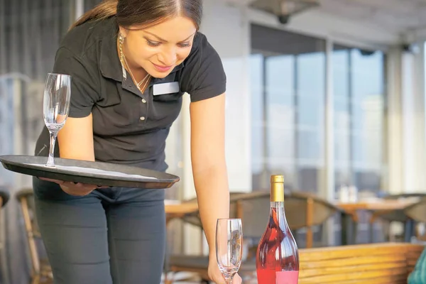 La camarera lleva una botella de vino. —  Fotos de Stock