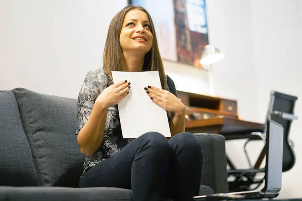 Empreendedor feliz mulher lendo boas notícias em uma carta no sofá — Fotografia de Stock