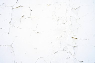 Beyaz bir duvar üzerinde kırık doku.