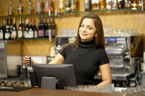 La serveuse à la caisse — Photo