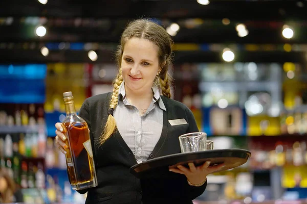 La ragazza dà un bicchiere di whisky — Foto Stock