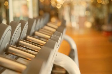 yakın çekim halter salonunda