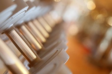 yakın çekim halter salonunda