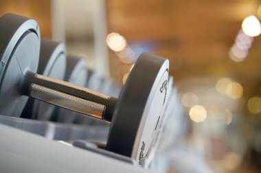 yakın çekim halter salonunda