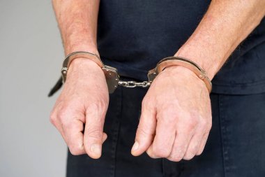 ceza elleri kelepçeli kilitli. yakından görmek