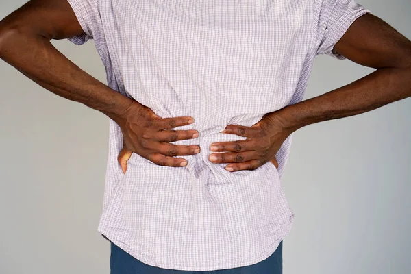 Hombre africano, dolor en la espalda baja . — Foto de Stock