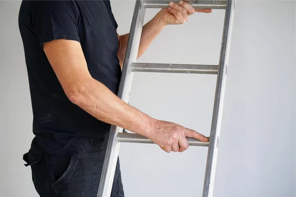 Trabajador con escalera de aluminio —  Fotos de Stock