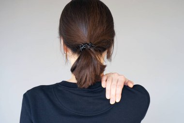 Bir kadının omuz şiddetli ağrı