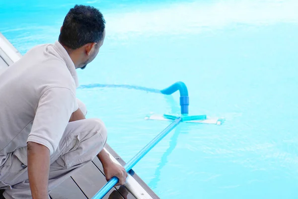 Il personale dell'hotel pulisce la piscina — Foto Stock