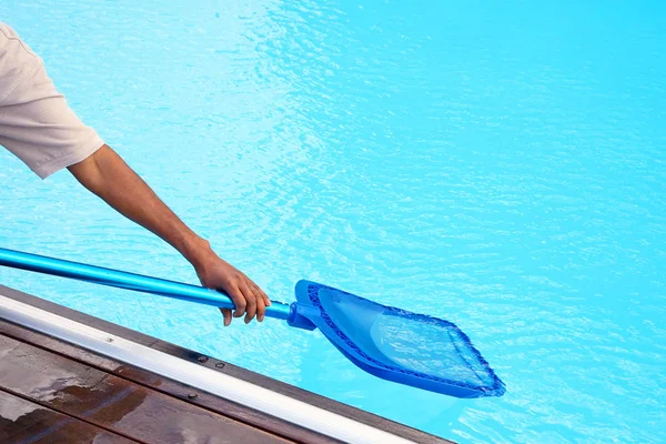 Il personale dell'hotel pulisce la piscina — Foto Stock