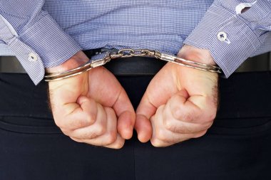 ceza elleri kelepçeli kilitli. yakından görmek