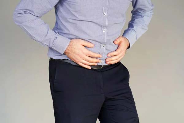 Hombre de negocios que sufre de dolor abdominal — Foto de Stock