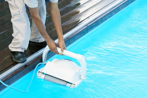 Hotel personel pracownik czyszczenie basenu — Zdjęcie stockowe