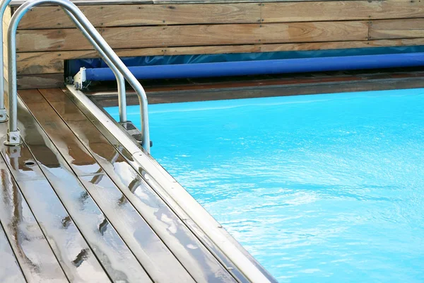 Funcionário do hotel limpando a piscina — Fotografia de Stock