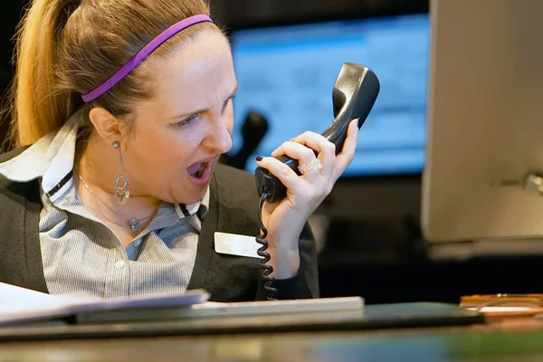 Woman swears with the client by phone — Stock Photo, Image