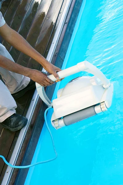 Hotel personel pracownik czyszczenie basenu — Zdjęcie stockowe