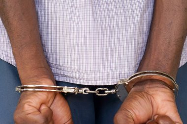 ceza elleri kelepçeli kilitli. yakından görmek