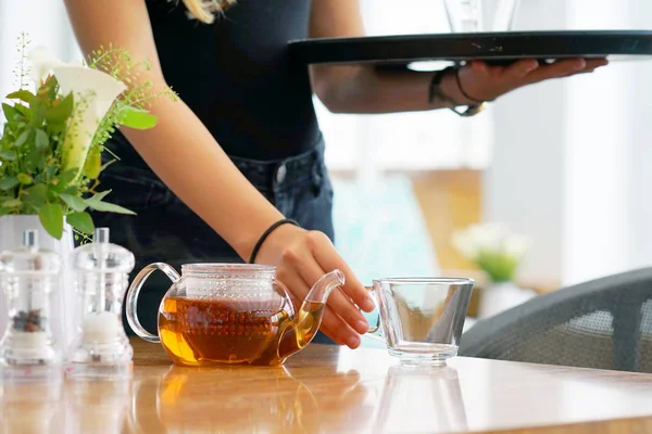 Официантка дает чай клиенту — стоковое фото