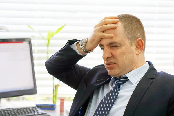Composietbeeld van zakenman gestrest op het werk — Stockfoto