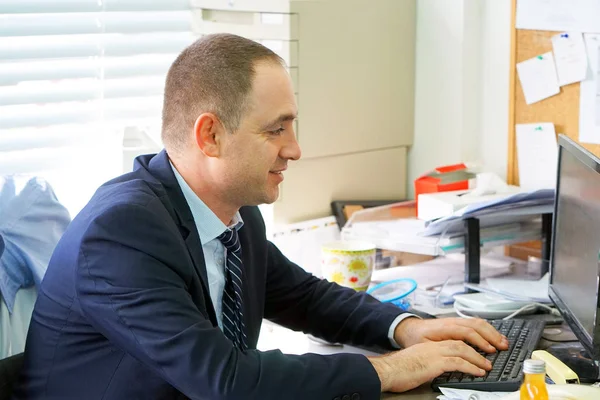 Geschäftsmann arbeitet im Büro — Stockfoto