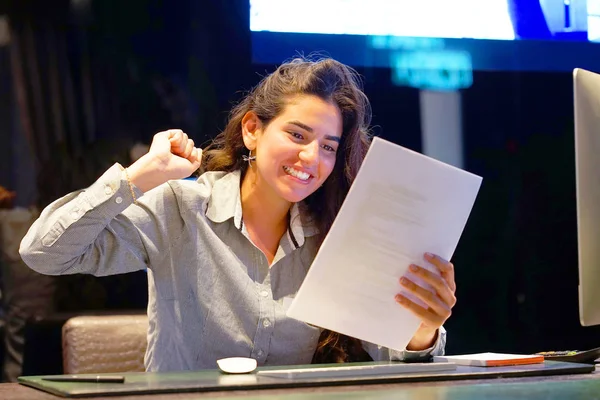 Mujer emprendedora feliz leyendo buenas noticias en una carta en las afueras —  Fotos de Stock