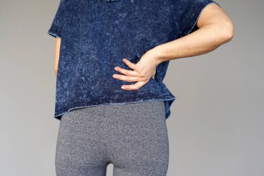 Kadın, alt sırt ağrı.