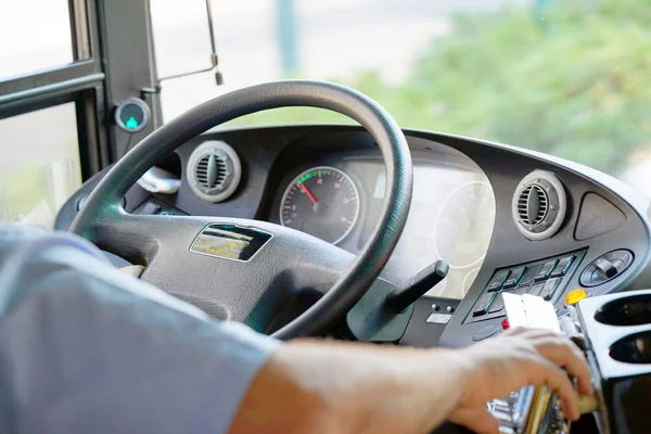 Oříznuté záběr řidič autobusu drží volant, m — Stock fotografie