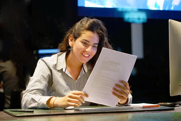 Щаслива жінка-підприємець читає хороші новини в листі в правопорушеннях. Прийом в готелі . — стокове фото