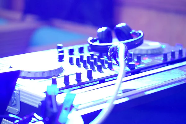 DJ αναμίκτης σε ένα νυχτερινό κέντρο διασκέδασης — Φωτογραφία Αρχείου