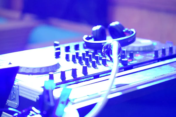 Dj mixer em uma boate — Fotografia de Stock