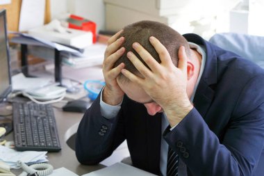 adam bilgisayar önünde bir baş ağrısı ile