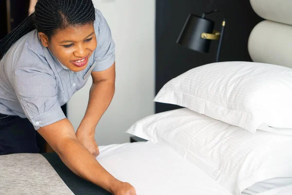 Pokojówka co łóżko — Zdjęcie stockowe