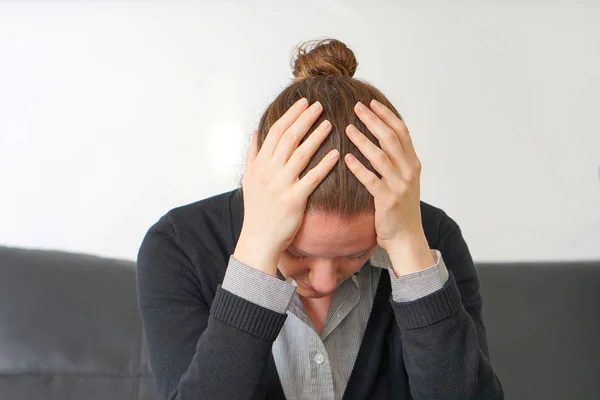 El dolor de cabeza de la chica. Chica aprieta su cabeza — Foto de Stock