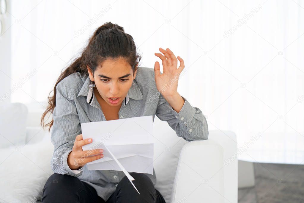 Young woman got a bad letter uvolnenii