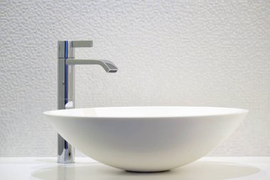 Modern beyaz banyo lavabo musluk ile